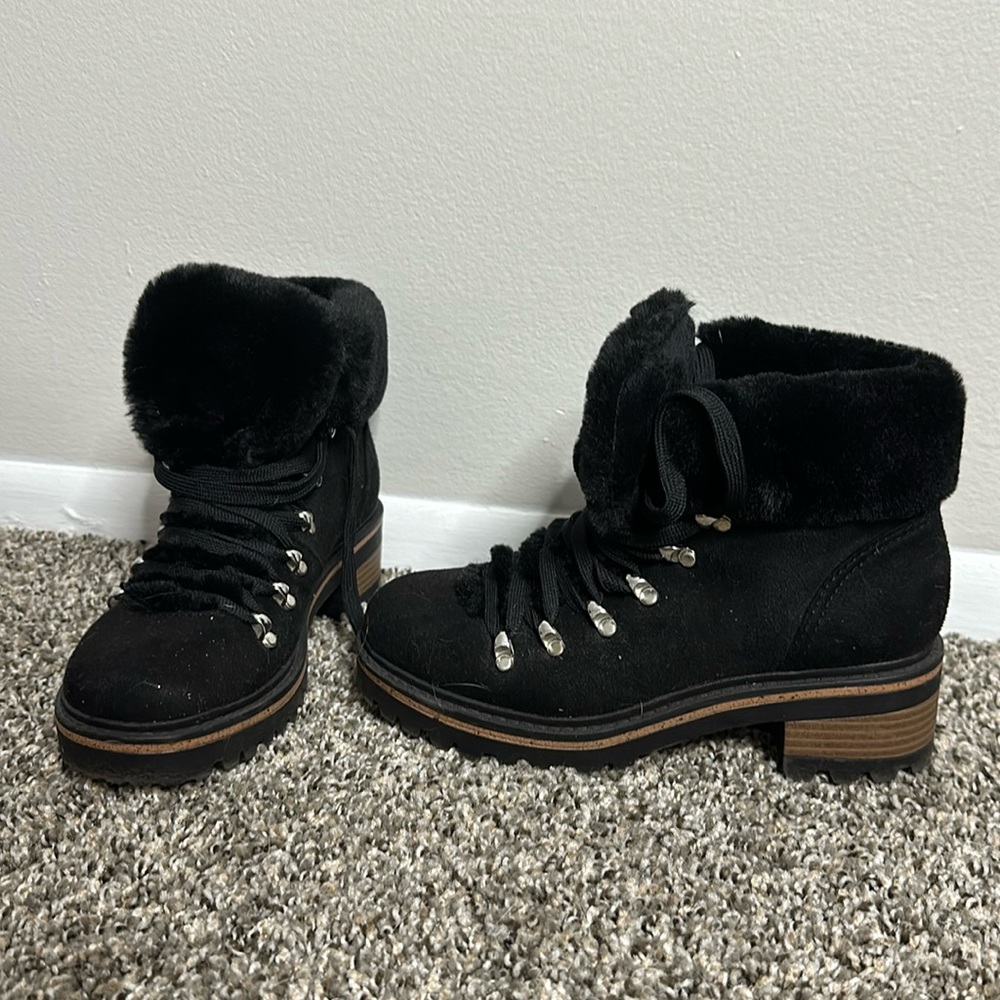 Versona black boots with fur